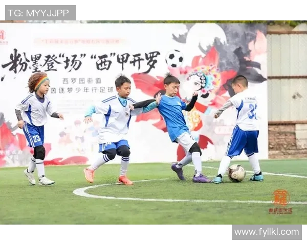 小孩子在阳光下尽情踢足球展现活力与快乐的童年时光